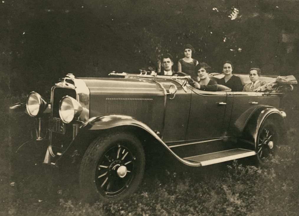 A photograph from early 1929: a Buick touring car with its top folded down, Maria Aparecida at the wheel and four others seated around her.